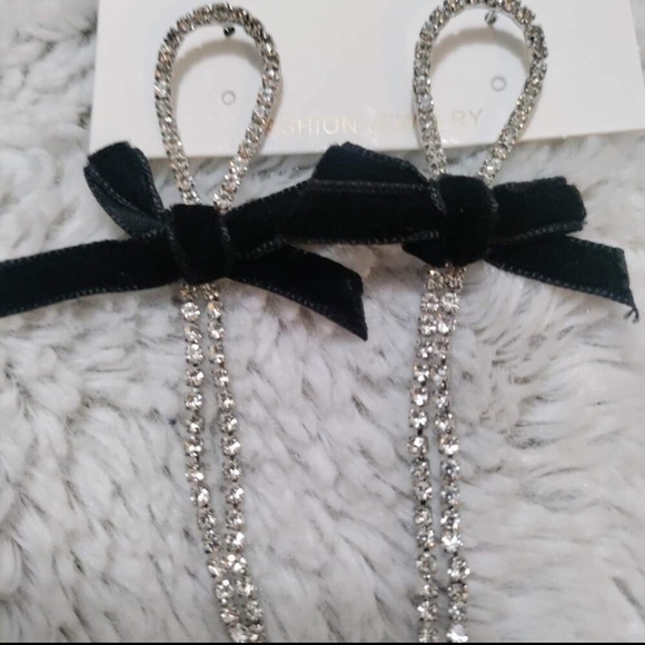 🎀🖤 Rhinestone Earrings 🖤🎀 - Picture 4 of 5